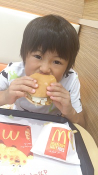 チビ輔 マクドのクルーになる~☆_e0123286_1740252.jpg