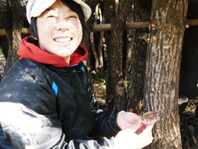 オルタナの皆さんが農業実習に来てくれました!エゴマの脱穀、キウイの収穫、頼もしい助っ人たちです(前編)_a0254656_1940519.jpg