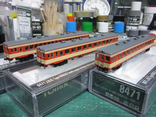 トミックス・キハ５５系初期急行色入線 : 赤い電車は臼い線