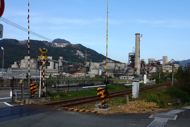 香春駅、日本セメント香春工場／キハ147　日田彦山線　平成28年11月18日_d0163575_1444191.jpg