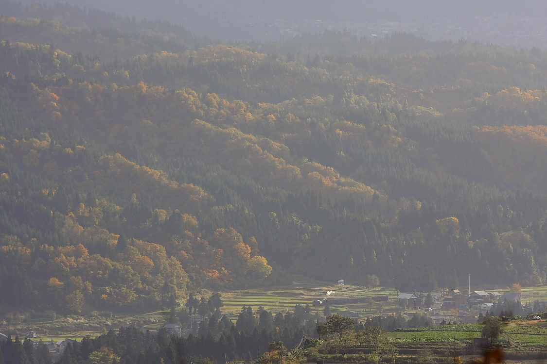 紅葉の麓に小さな小さな白煙 - 2011年・飯山線 -_b0190710_3222722.jpg