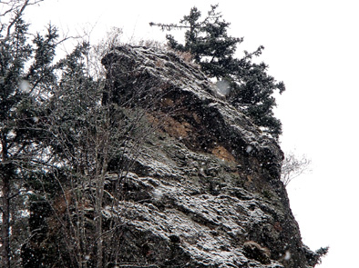 風雪に耐え奇岩は立つのだ_d0212519_15364588.jpg