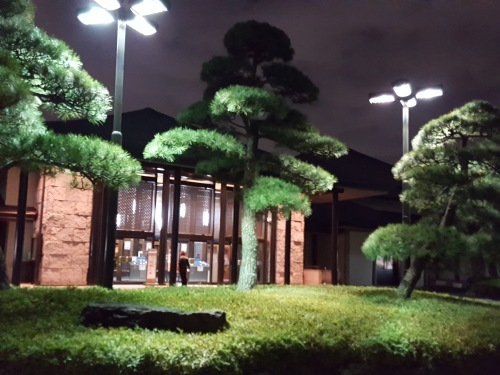 銭湯がない日本なんて 雪が積もった能楽堂「狂言・木六駄」「能・葛城」_e0016828_10543082.jpg