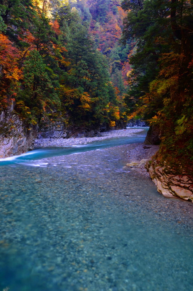 魔物が棲むような深い谷底には澄んだ水が流れていた_a0287533_21284045.jpg