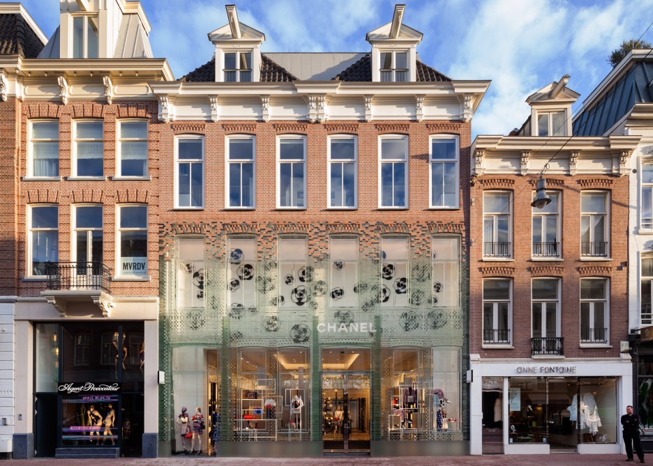 八巻多鶴子のおしゃれ通信(4):ガラスはコンクリートよりも強し!?CHANEL新店舗の大胆な改装_a0138976_14281823.jpg