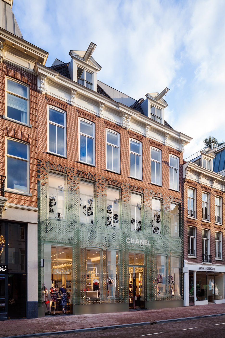 八巻多鶴子のおしゃれ通信(4):ガラスはコンクリートよりも強し!?CHANEL新店舗の大胆な改装_a0138976_14293484.jpg