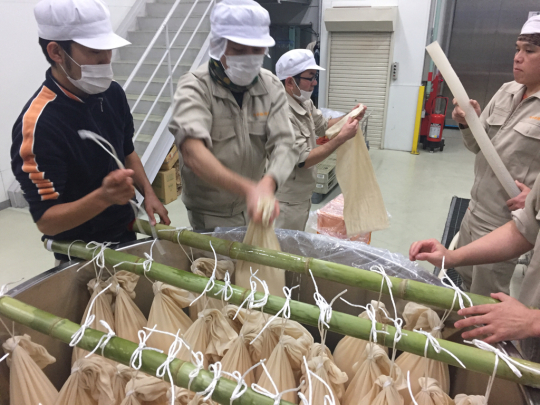 阿部勘酒造店さん今年初の袋搾り_f0173580_00044366.jpg