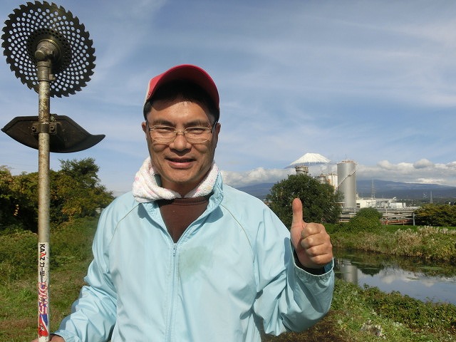 滝川の土手150mにヒガンバナの球根2,000球をジヤトコの皆さんと植付け 「そうだ!沼川プロジェクト」_f0141310_12492167.jpg