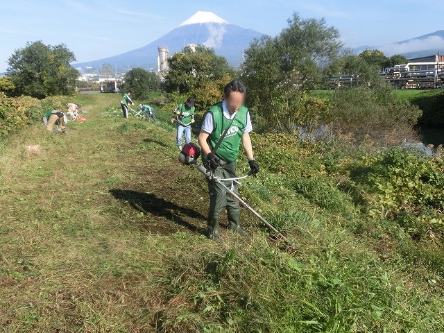 滝川の土手150mにヒガンバナの球根2,000球をジヤトコの皆さんと植付け 「そうだ!沼川プロジェクト」_f0141310_7272151.jpg