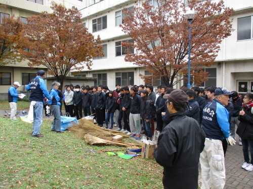 学生と一緒に　構内清掃のあとは茶話会でビンゴ～♪_a0346704_22065336.jpg