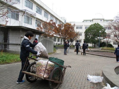 学生と一緒に　構内清掃のあとは茶話会でビンゴ～♪_a0346704_22072678.jpg