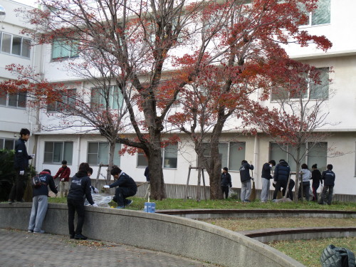 学生と一緒に　構内清掃のあとは茶話会でビンゴ～♪_a0346704_22074004.jpg