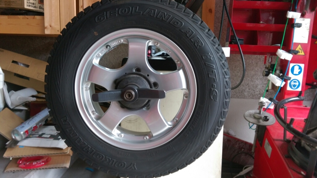 スズキ ジムニー ホイールバランス再調整 Garage Komatech 宮城県黒川郡 格安タイヤ組み換え タイヤ交換