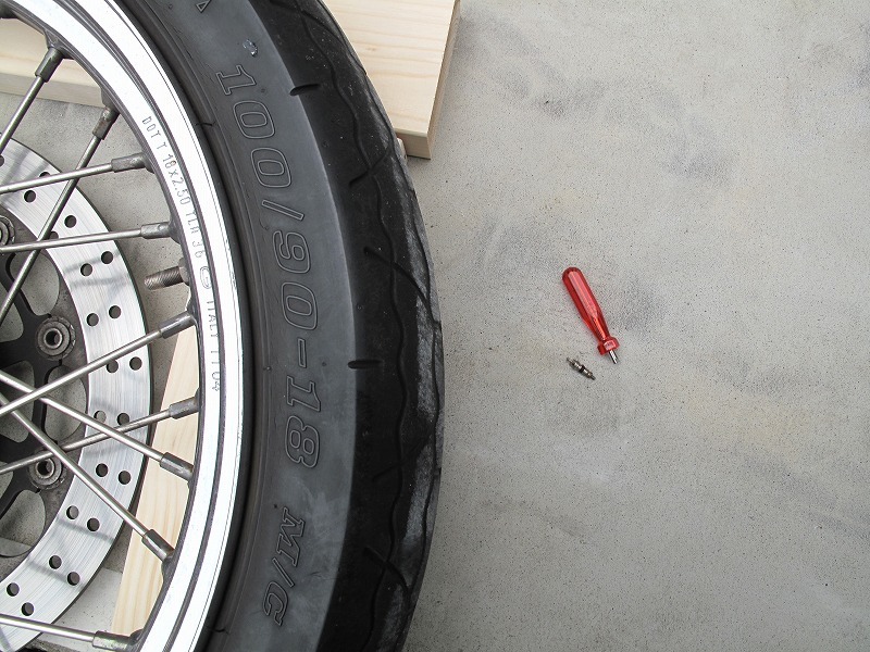 フロントタイヤ交換 Kenda なんでバイクに乗るのでしょう