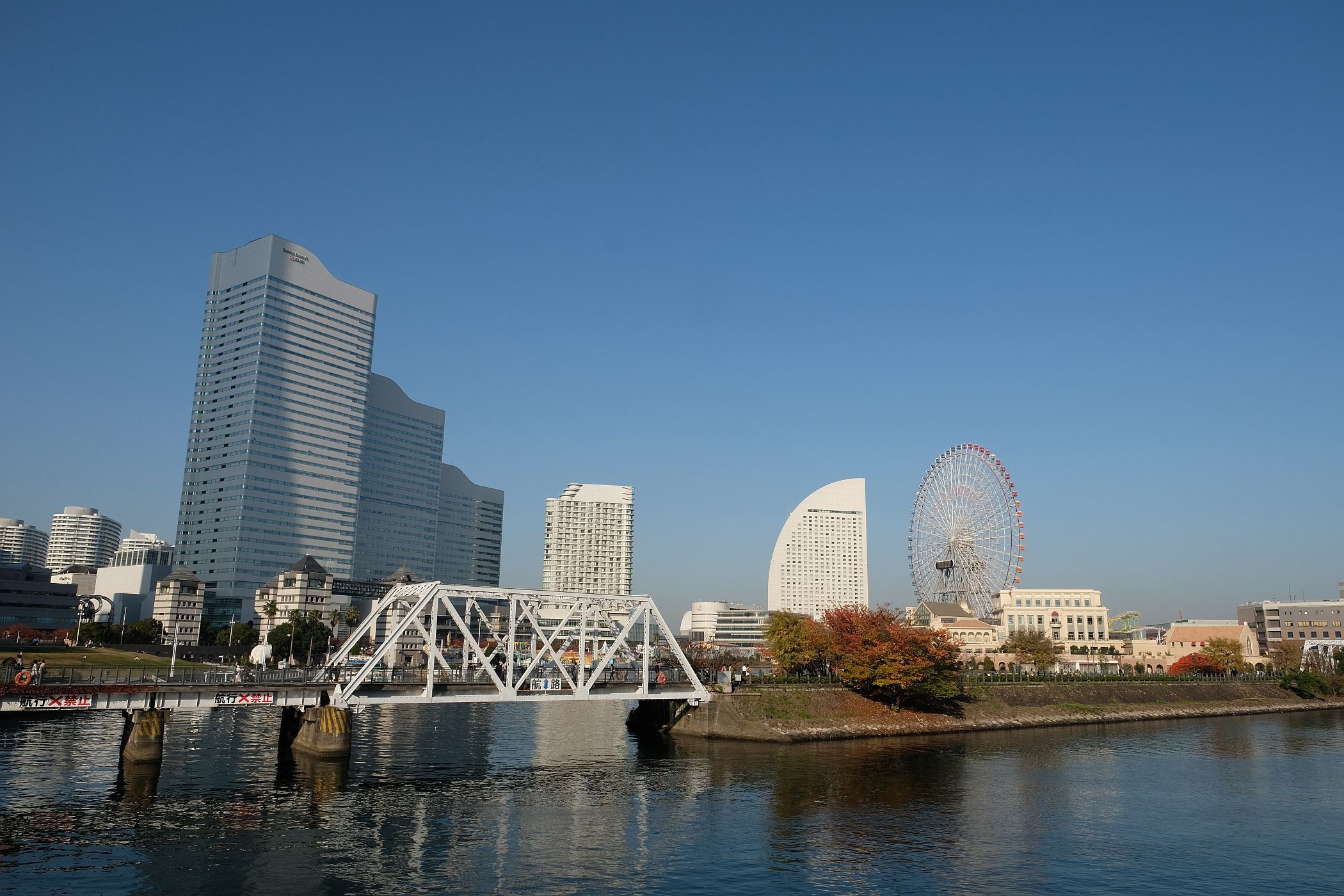 横浜街角スナップ 海岸通り みなとみらい 16 11 22 近代文化遺産見学案内所