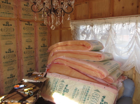 小屋に断熱材を入れています。_a0243064_09340205.jpg
