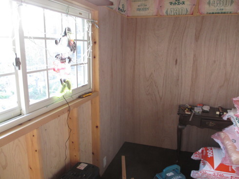 小屋に断熱材を入れています。_a0243064_09361803.jpg