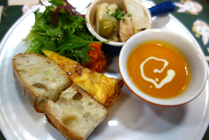 お昼を食べ損なったら「Zのレイトランチ」を。:今週のランチは【牛と塩豚の赤ワイン煮込み】【鶏とレモンのスパイシーポットロースト】_a0017350_04442692.jpg