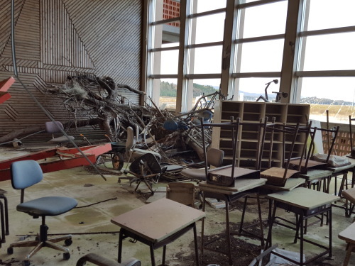 フクシマ中浜小学校廃墟と常磐線復旧現地を見た_e0016828_23122032.jpg