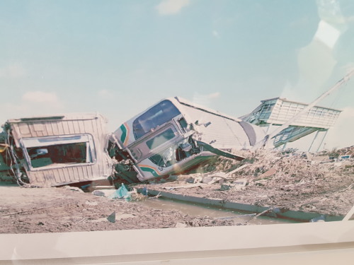 フクシマ中浜小学校廃墟と常磐線復旧現地を見た_e0016828_00034806.jpg