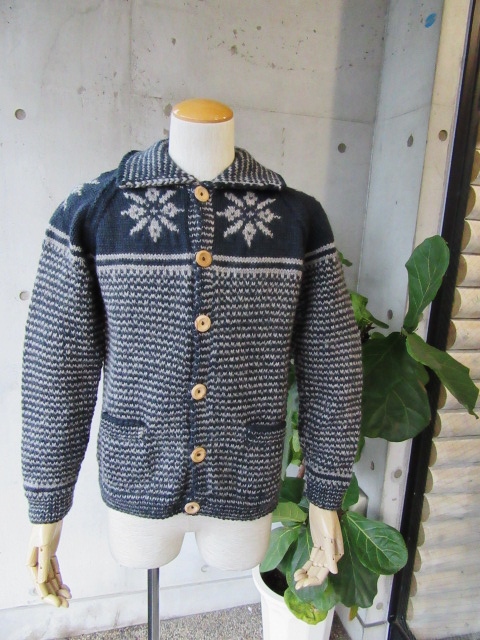 もう1色の雪柄 ・・・ INVERALLAN SNOW FLAKE カーデ(別注色)!★!_d0152280_8164234.jpg