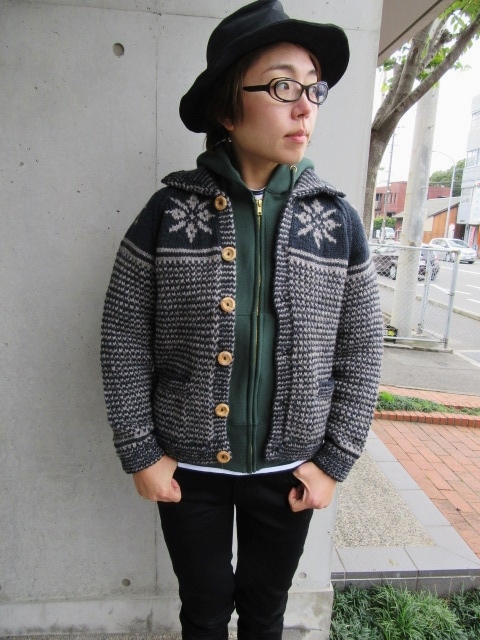 もう1色の雪柄 ・・・ INVERALLAN SNOW FLAKE カーデ(別注色)!★!_d0152280_8403525.jpg