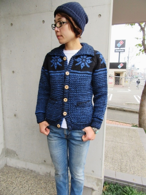 もう1色の雪柄 ・・・ INVERALLAN SNOW FLAKE カーデ(別注色)!★!_d0152280_8422394.jpg