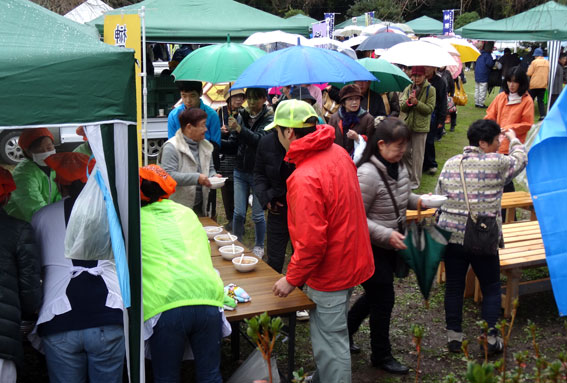 雨の収穫祭盛大に_b0145296_14324622.jpg