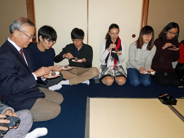 古都の紅葉を堪能！一橋大学留学生第６回鎌倉招待ツアー_c0014967_1116451.jpg