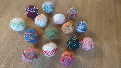 ニットボールに刺繍 わたしのたからばこ ニットボールに刺繍 わたしのたからばこ