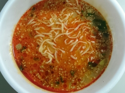 11/29夜勤食 マルちゃん正麺至高の一杯 濃厚担担麺 ¥298_b0042308_01435137.jpg