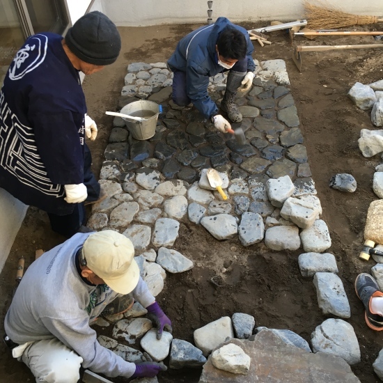 東埼玉の家 中庭の石工事が進んでいます O O Blog