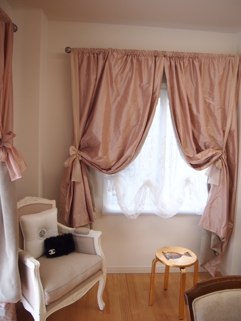 インテリア実例/サーモンピンクのカーテンでロマンテイックな教室に、大阪府茨木市M邸_f0375763_22372657.jpg