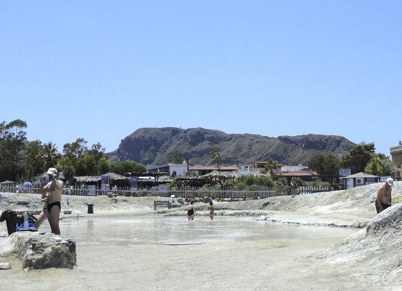 ヴルカーノ島1. 世にもワイルドな泥んこ温泉でファンゴ三昧!!_f0205783_16012912.jpg