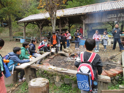 多奈川小学校3年生社会見学:孝子の森 by (ナベサダ)_f0053885_19584121.jpg