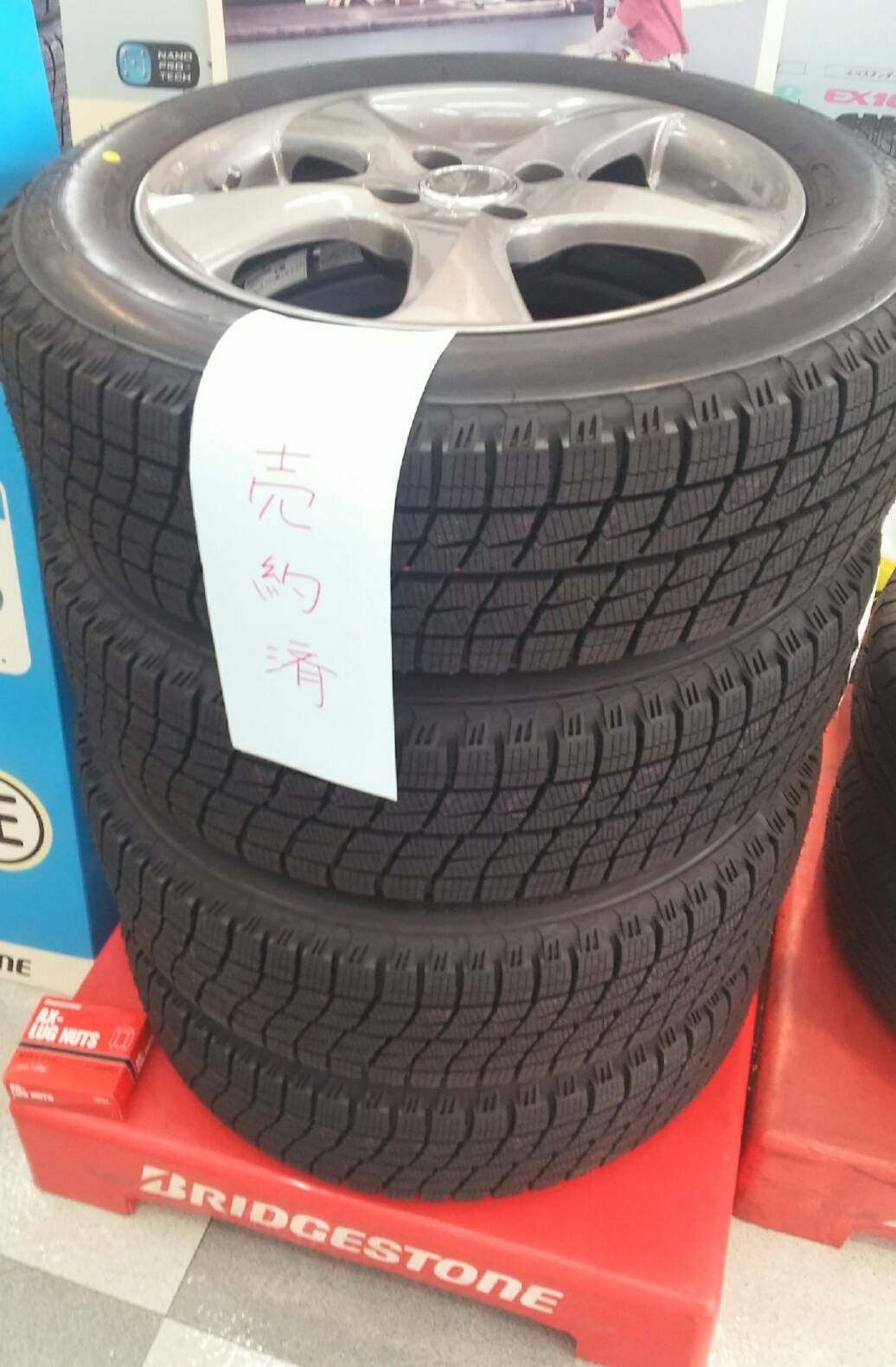 タイヤの色って黒ですよね_d0013202_21540420.jpg