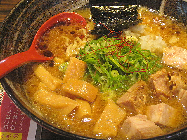 三宮 麺ロード で 味噌ラーメン ジミヘンのおいしいもの探し