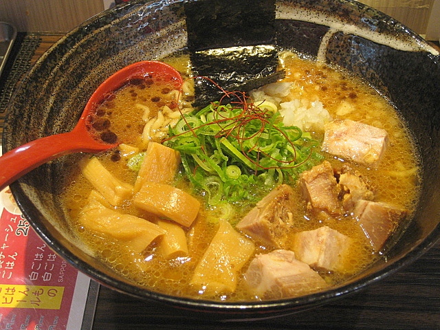 三宮”麺ロード”で、味噌ラーメン_a0048918_73127.jpg