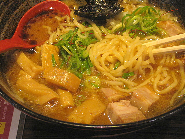 三宮”麺ロード”で、味噌ラーメン_a0048918_7313683.jpg