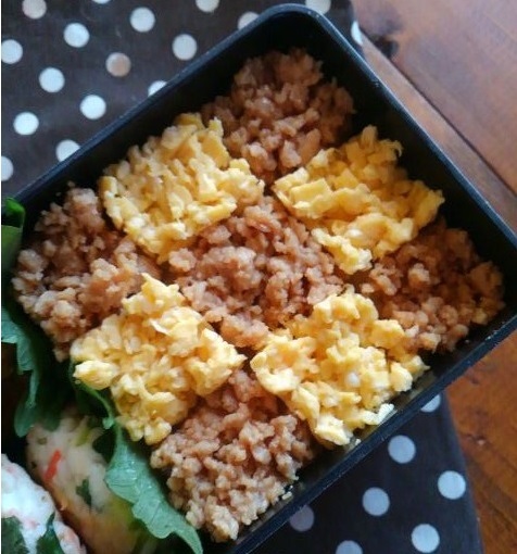 12.2 【レシピ付】蒸しエビの塩レモン焼きと格子そぼろ弁当_e0274872_07440967.jpg