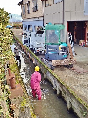 用水路の土砂上げ作業でした_c0336902_11441040.jpg