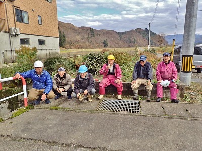 用水路の土砂上げ作業でした_c0336902_11442919.jpg