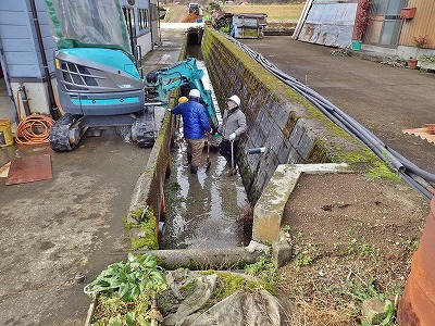用水路の土砂上げ作業でした_c0336902_11443598.jpg