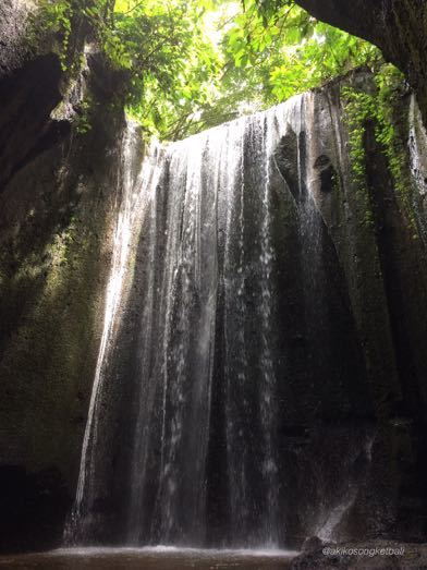 トゥカッ・チュプンの滝へ行ってみました。その２　\"Jalan2 ke Air Terjun Tukad Cepung II”_a0120328_18531480.jpg
