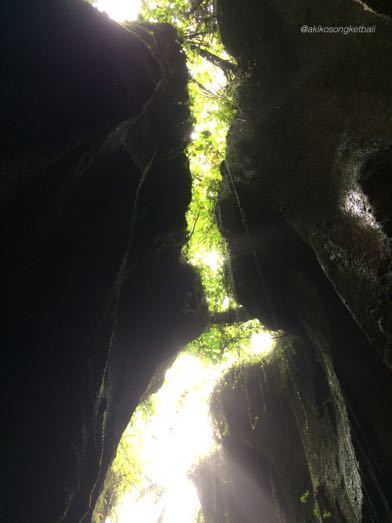 トゥカッ・チュプンの滝へ行ってみました。その3 \"Jalan2 ke Air Terjun Tukad Cepung III”_a0120328_18583686.jpg