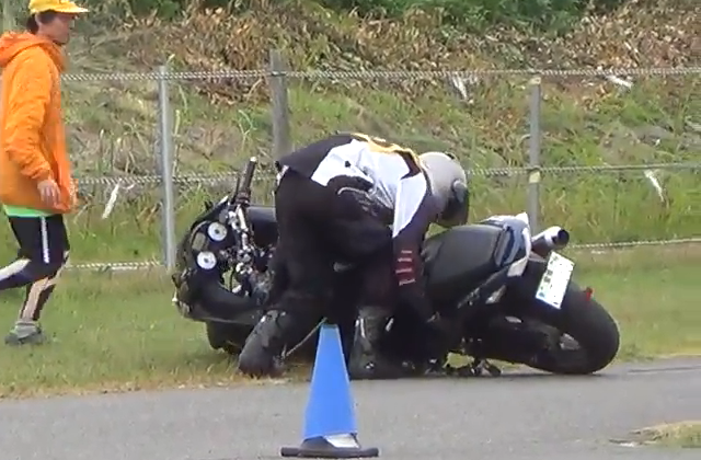 大型バイクの引き起こし ジムカーナ オフロードな日々