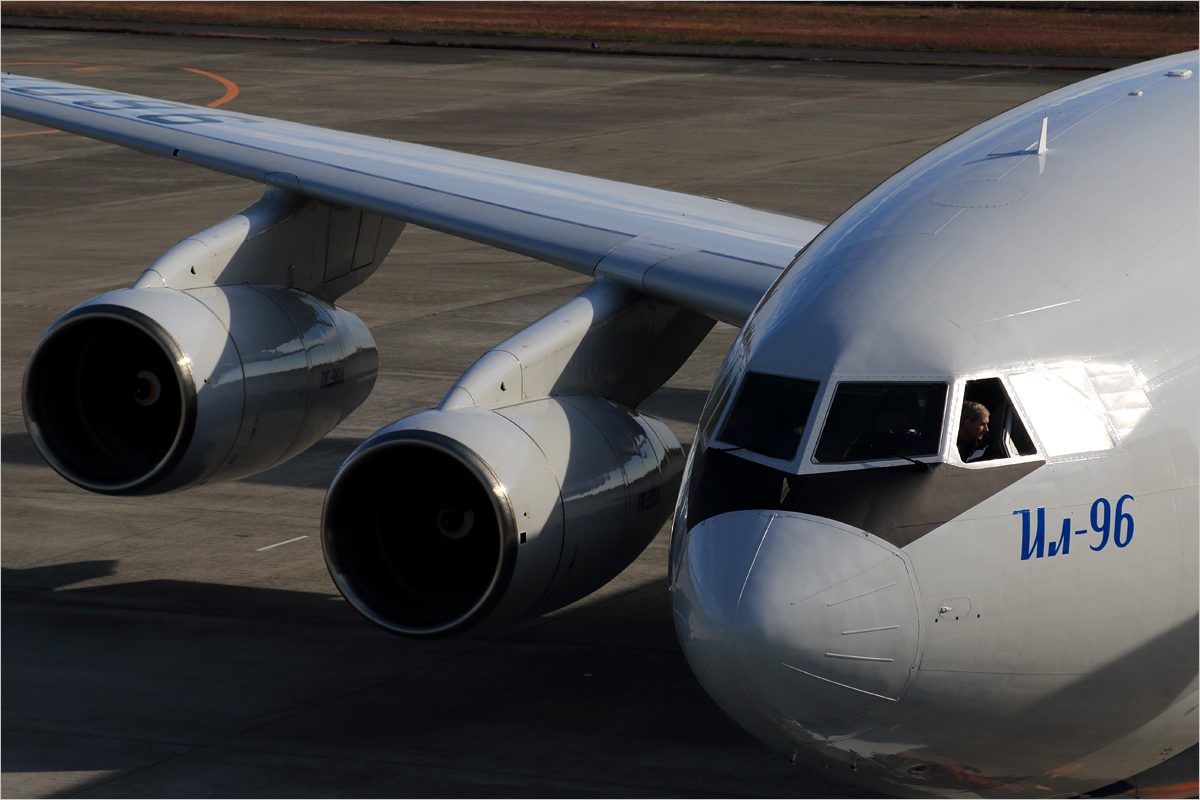 IL-96、現る <2> - 山口宇部空港_c0308259_22381544.jpg
