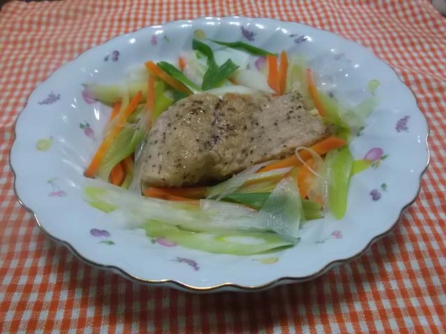 嫁からうれしいお知らせ&鮭の野菜レンジ蒸し_f0019498_1737164.jpg