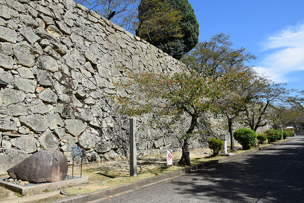 豪壮な石垣群の津山城登城記　その１　「城門～三の丸」_e0158128_16403919.jpg