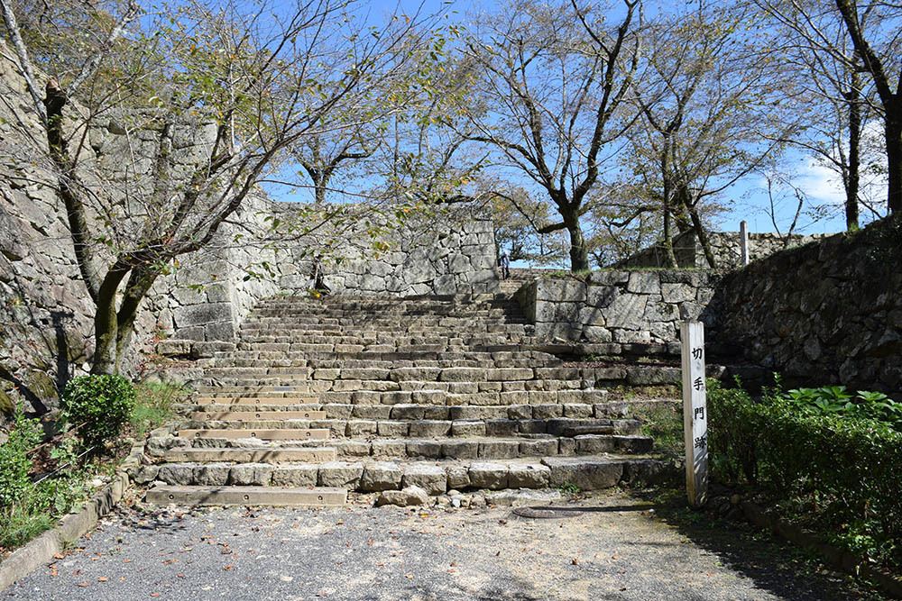 豪壮な石垣群の津山城登城記 その2 「二の丸」_e0158128_14225316.jpg